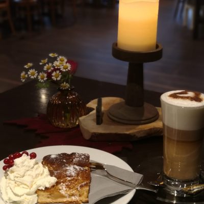 Bei uns gibt es frischen Blechkuchen mit saisonalem Obst!