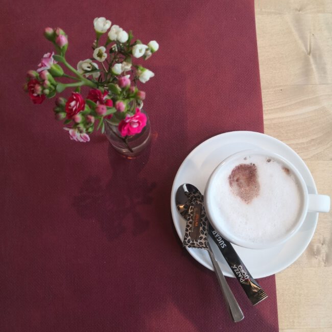 Kaffee in schöner Umgebung an unseren liebevoll dekorierten Tischen.