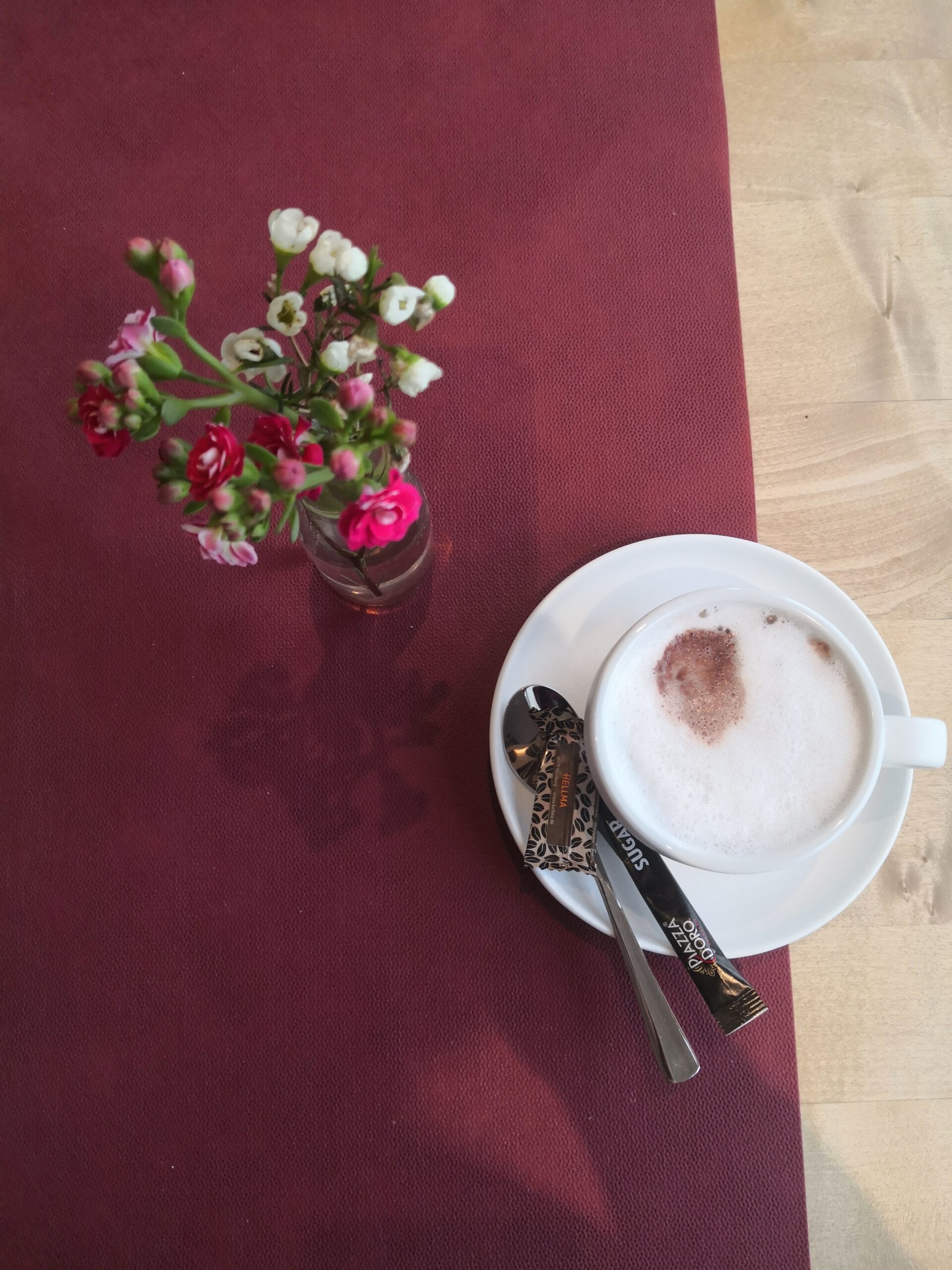 Kaffee in schöner Umgebung an unseren liebevoll dekorierten Tischen.