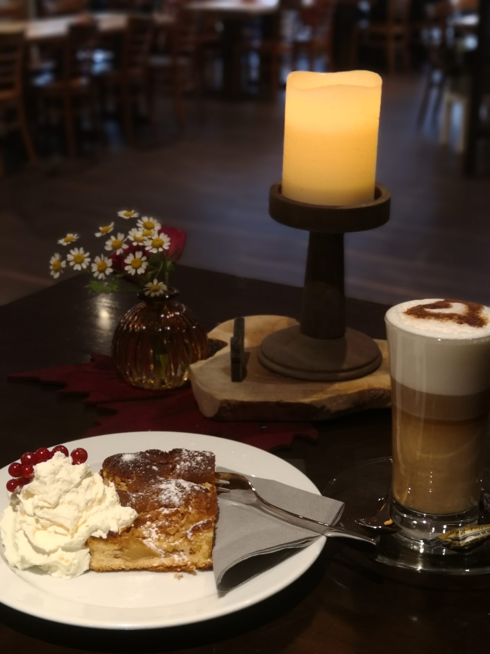 Bei uns gibt es frischen Blechkuchen mit saisonalem Obst!