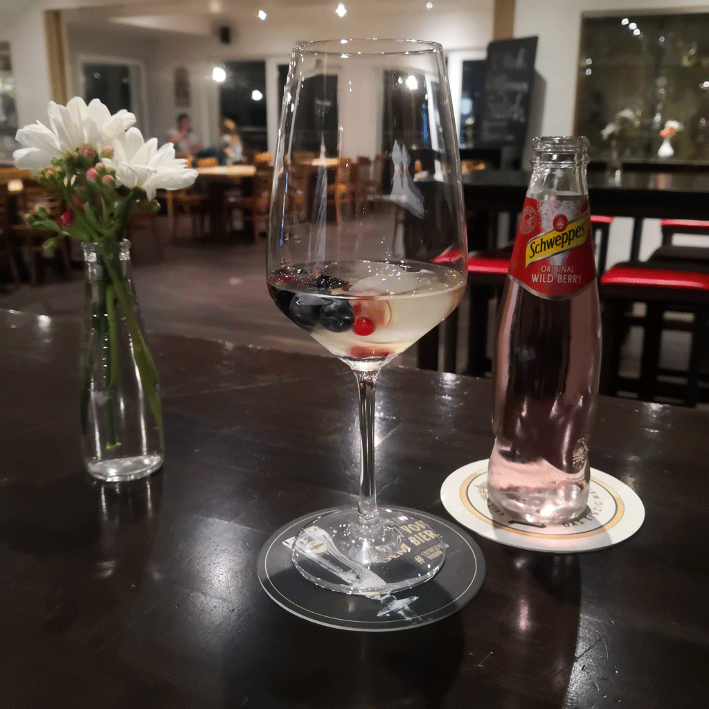 Lillet Wilberry, aber auch Hugo, Aperol Spritz sowie verschiedene Leckereien gibt es bei uns!